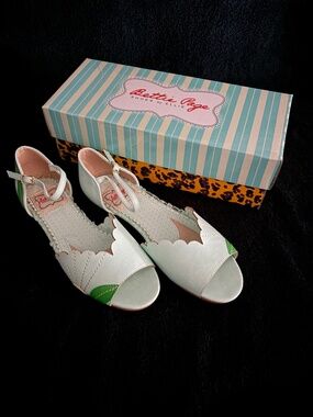 BETTIE PAGE SANDALS FLATS - NEW
